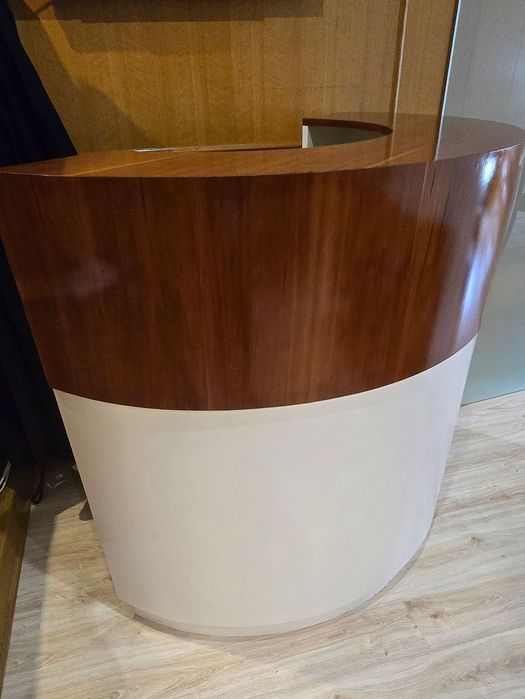 Balcão de escritório com mesa no interior em bom estado