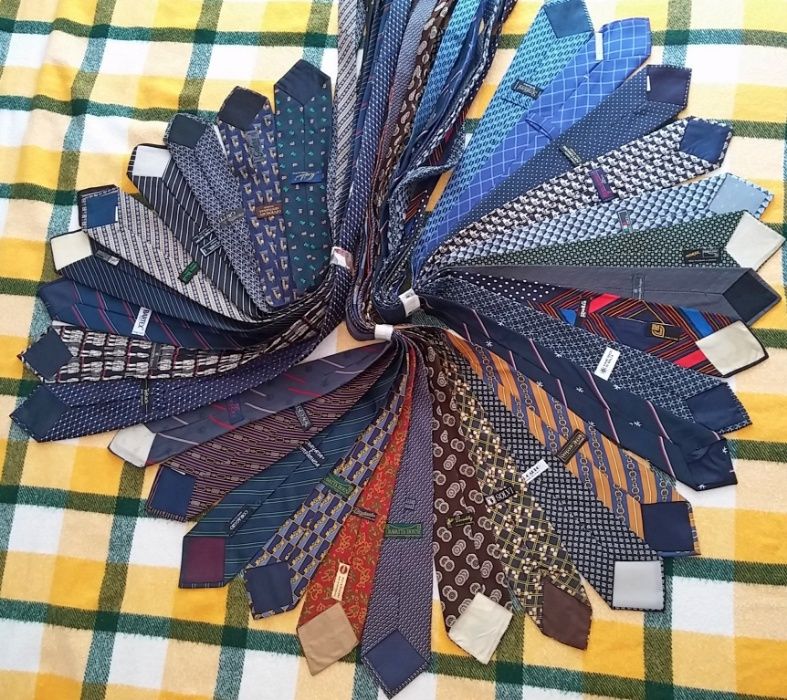 Gravatas colecção de 95 unidades, italianas, inglesas, nacionais...