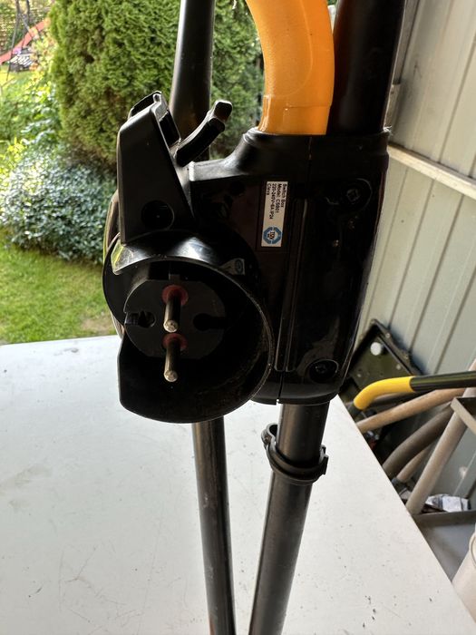 Włącznik kosiarki elektrycznej wraz z uchwytem