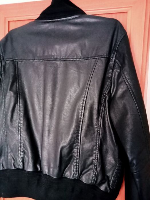 Vendo Blusão de pele da Levi's usado ,como novo.