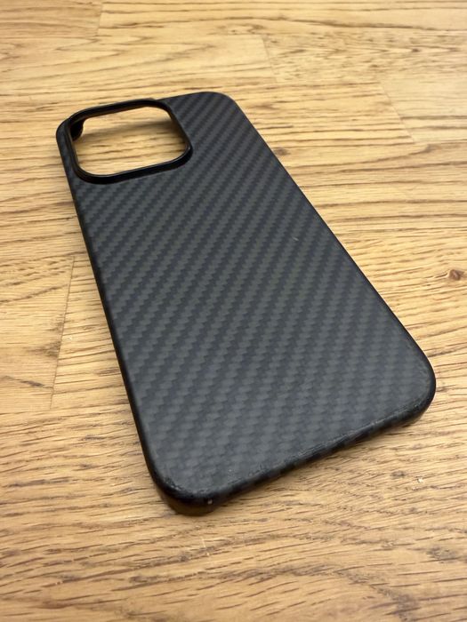 Etui Magsafe iPhone 15 pro jak Pitaka Aramid Carbon