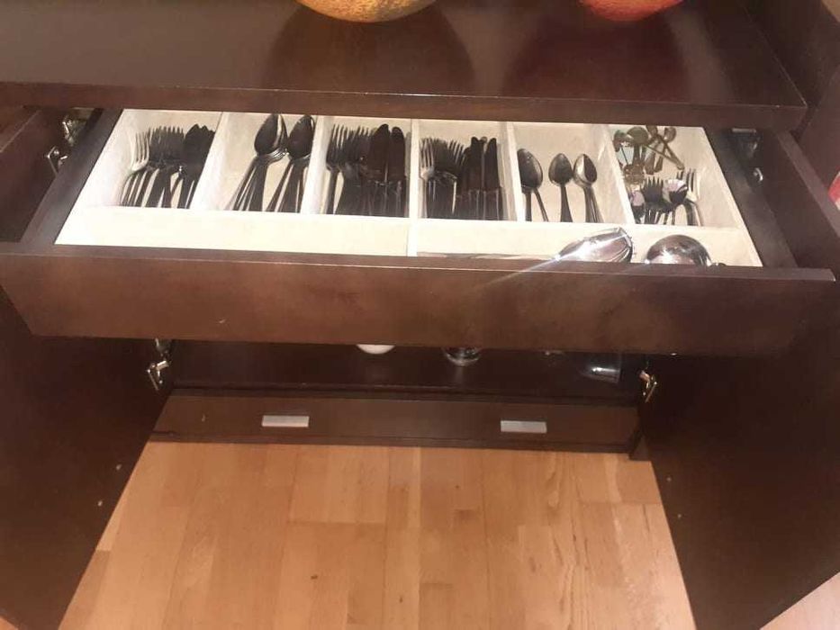 Aparador com gaveta de faqueiro