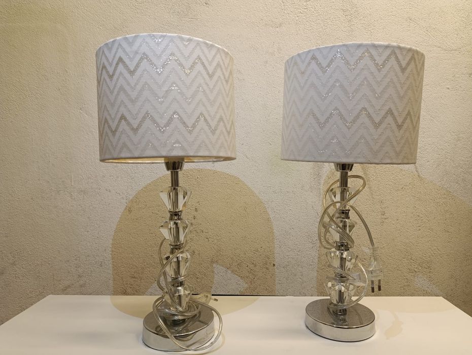 2 Candeiros de mesa de cabeçeira em preteadoo