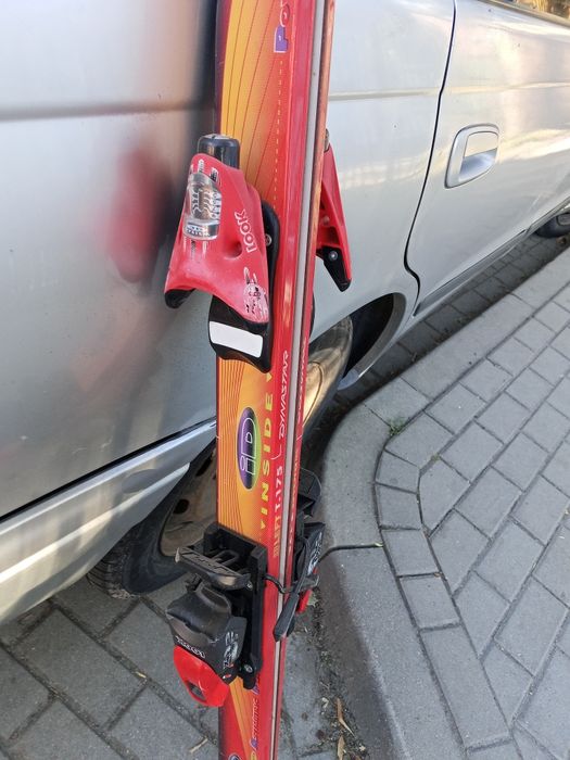 Narty zjazdowe z zapięciami