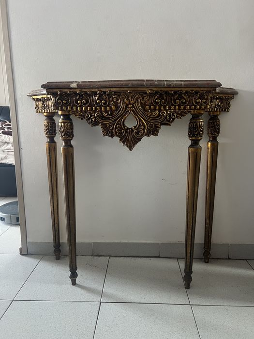 Mesa de apoio antiga com pedra marmore