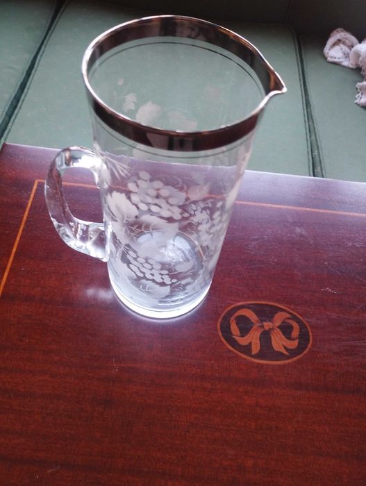 Caneca de água em vidro trabalhado.