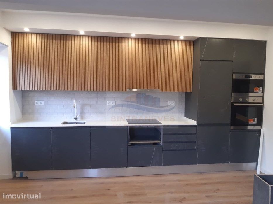 T2+1 Totalmente Remodelado na Amadora | Acabamentos Modernos e Exce...