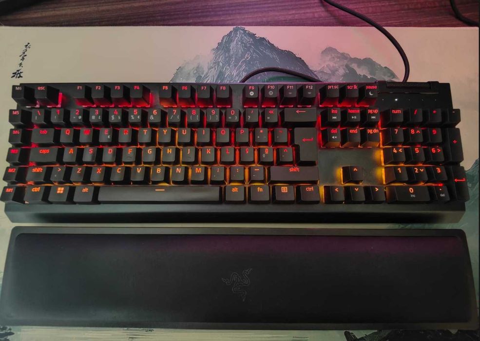 Teclado Gaming RAZER BlackWidow V4 RGB X Yellow Switch + Razer Ergonomic Wrist Rest Pro