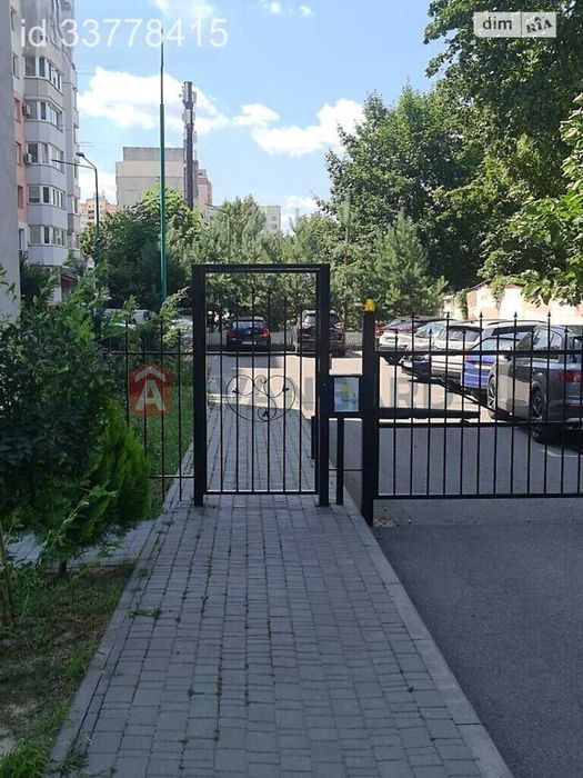 Продам квартиру Академіка Ющенка 5