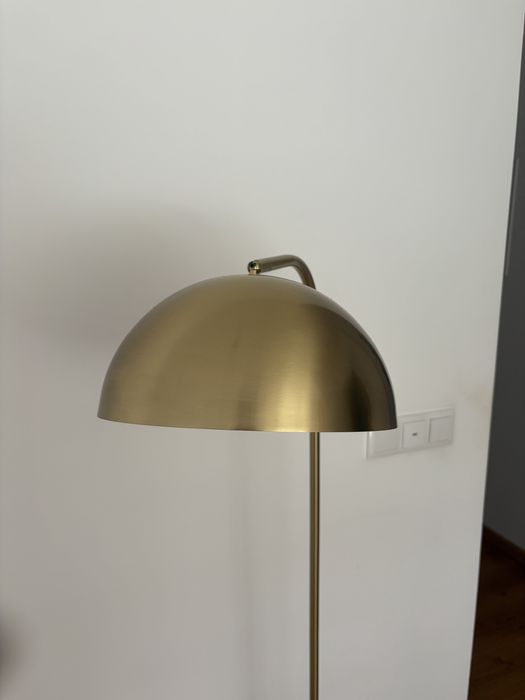 Candeeiro de pé dourado