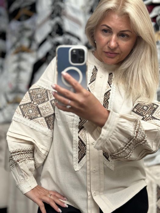 Вишиванки з коричневими шоколадними принтами у наявності