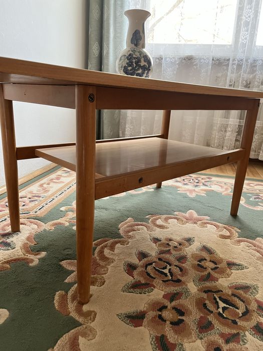 Niski stolik w bardzo dobrym stanie.