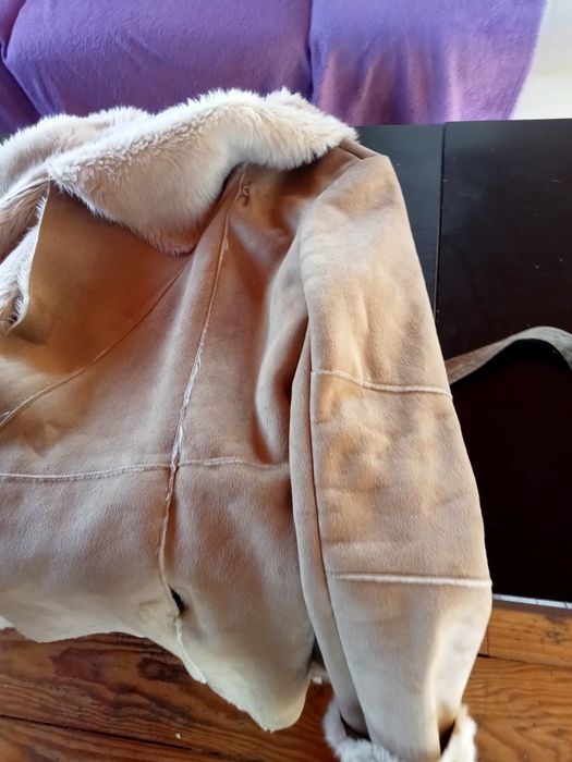 Casaco de pele com pêlo por dentro  da Bershka