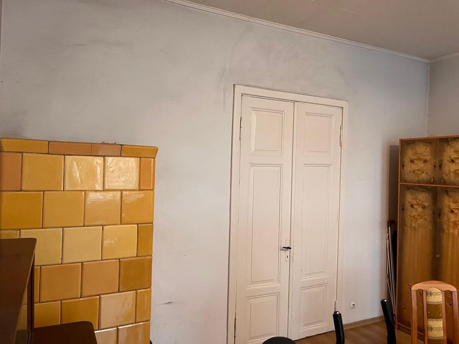 Stare solidne i wysokie drewniane drzwi