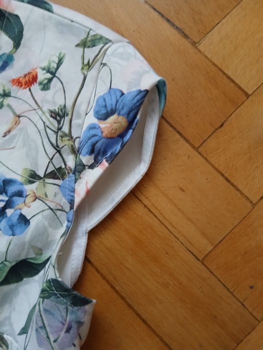 Sukienka za kolana  Mohito  na białym tle  kwiatki 36