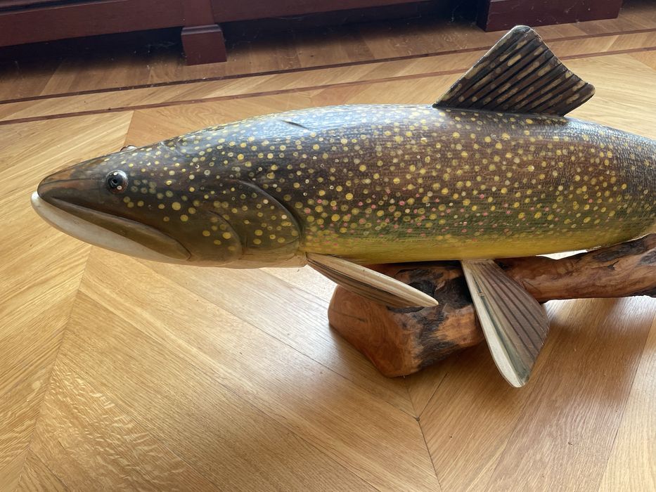 Drewniana rzeźba statuetka ryby pstrąg źródlany drewno duża