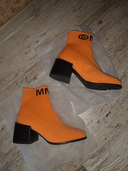 Яскраві помаранчеві чоботи-чулки