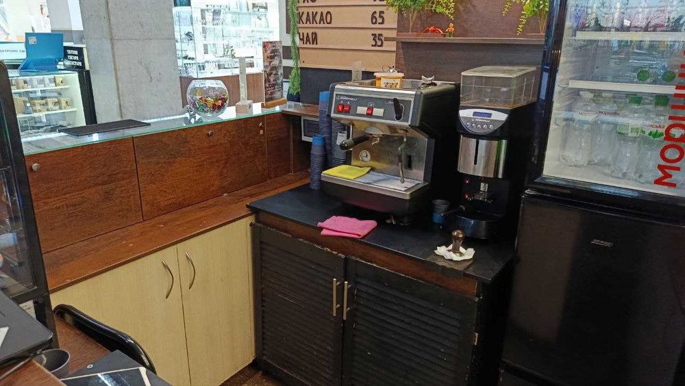 Продаж кавового острівця в центрі міста ЦУМ.