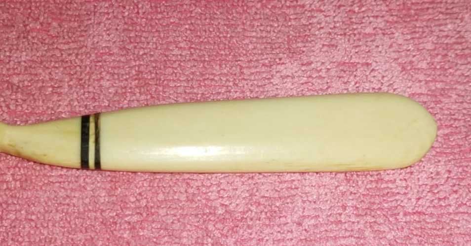 Grande, abre-cartas, em osso esculpido à mão ou baquelite