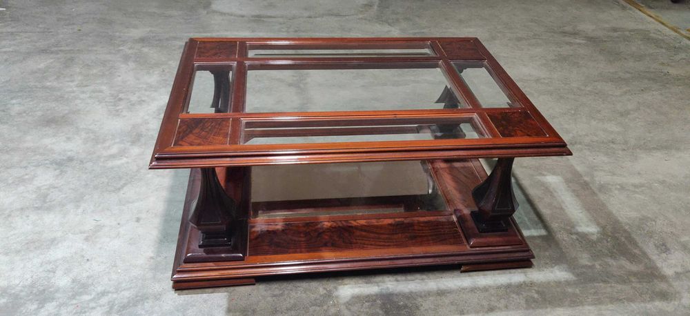 Mesa de sala em Raiz de Nogueira