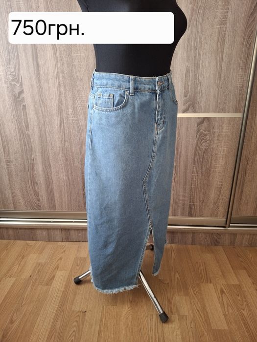 Модний джинсовий одяг в хорошому стані