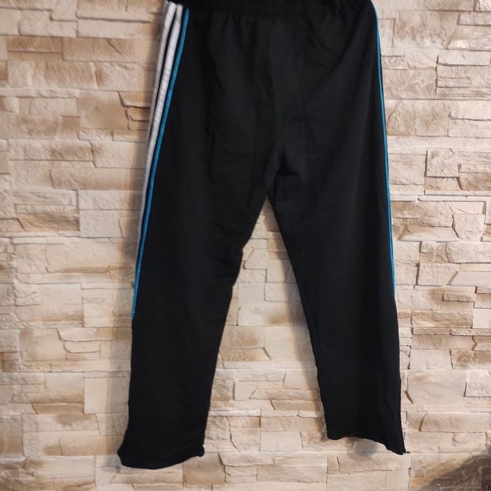 Spodnie dresowe Adidas.