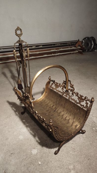 Cesto de lenha com utensílios em latão