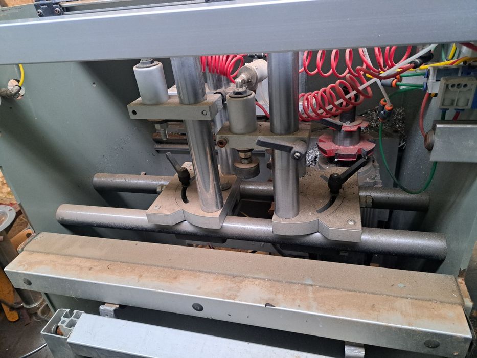 Fresadora agular  para perfis de pvc e alumínio