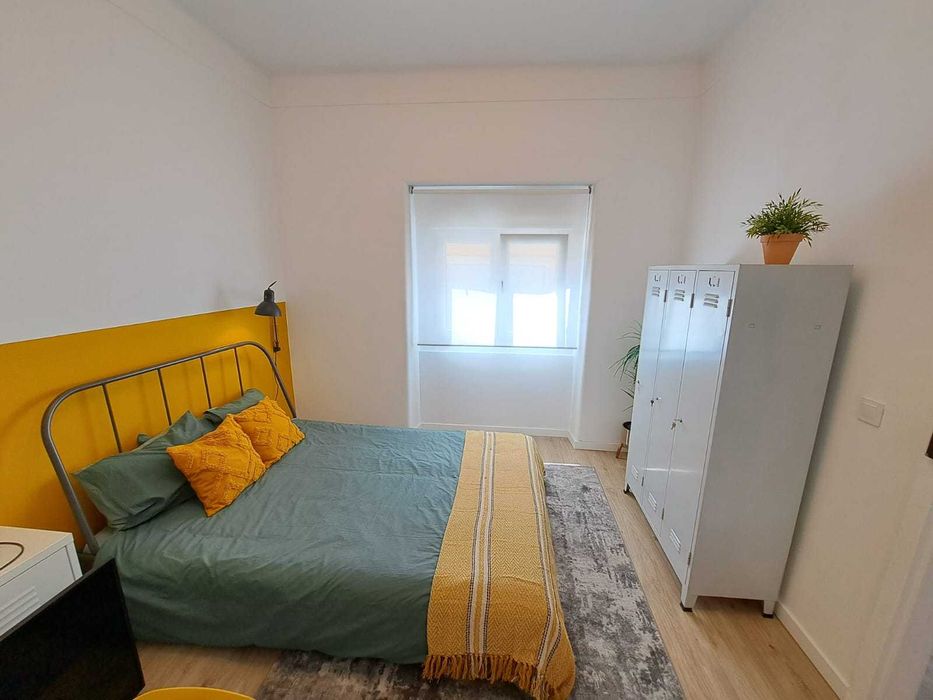 Quarto (com despesas incluídas) junto à Escola Agrária e ao Hospital