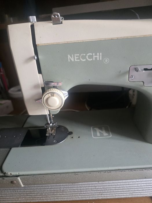 Máquina de costura Nechi