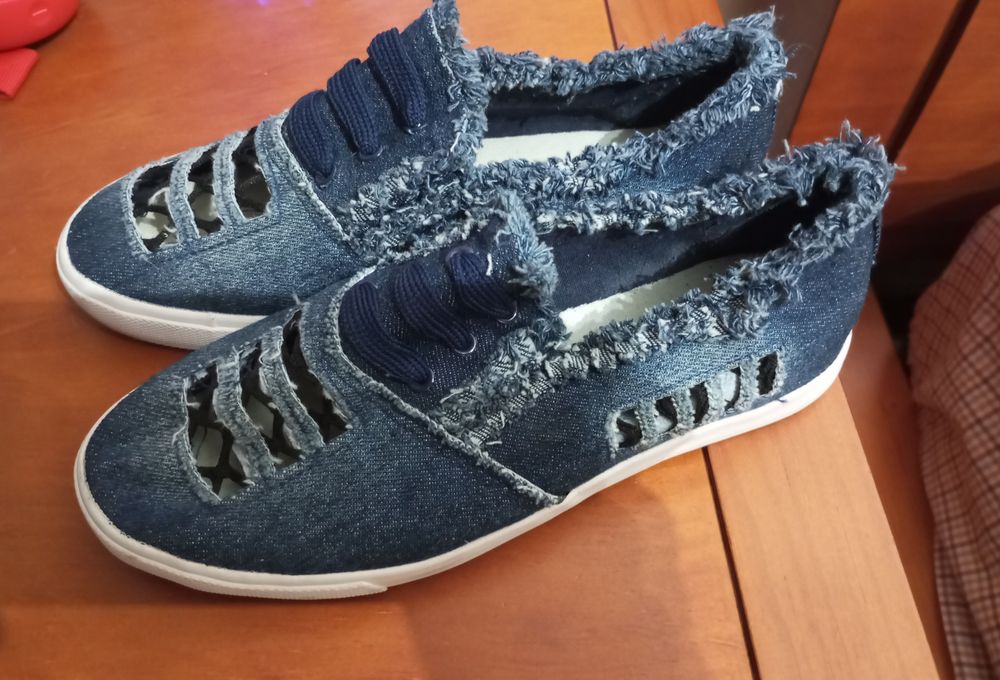 Sapatilhas  tom azul tamanho 36