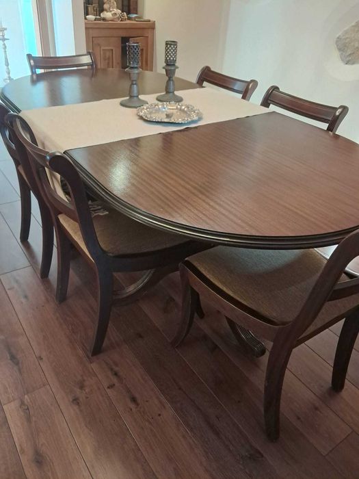 Mesa de jantar e cadeiras
