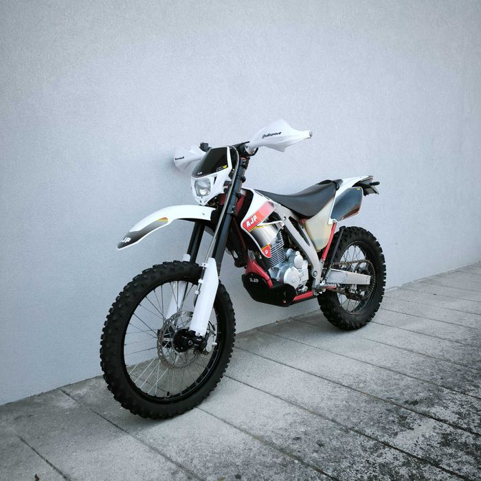AJP PR4 Enduro 125cc (motor 240cc)