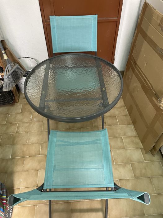 Mesa e cadeira de jardim