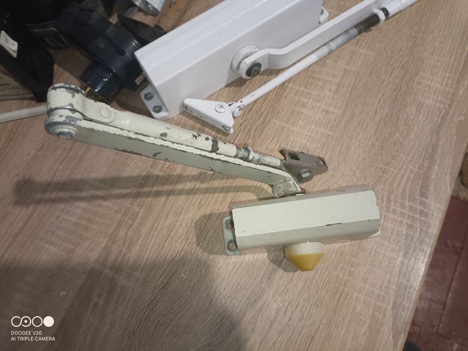 Доводчики для дверей (MVM,Apecs)