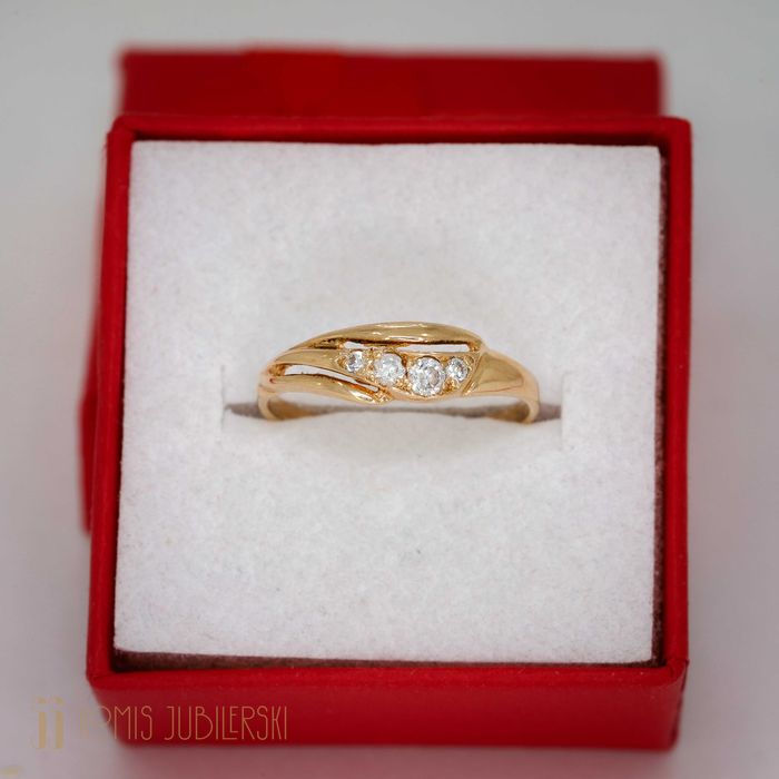 Złoty pierścionek z cyrkoniami.