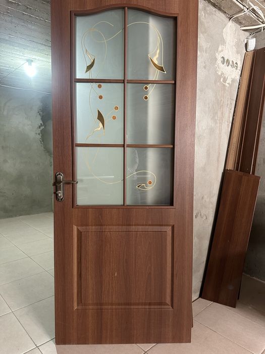 Дверь с замком и с комплектующими, орехового цвета,что придает красоту