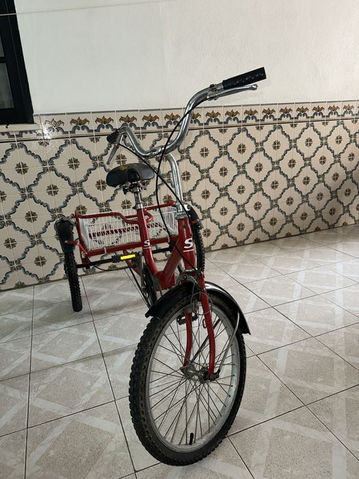 Triciclo/Bicicleta com 3 rodas para adulto, com cesto traseiro grande.