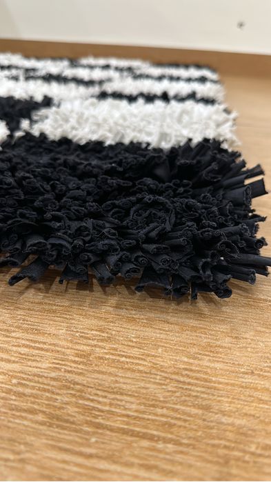 Carpete preta e branca