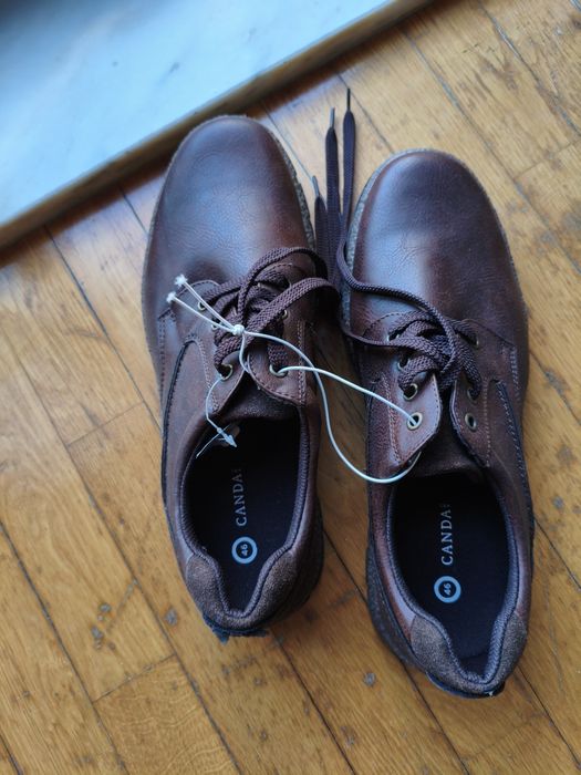 Sapatos de cor castanho novos