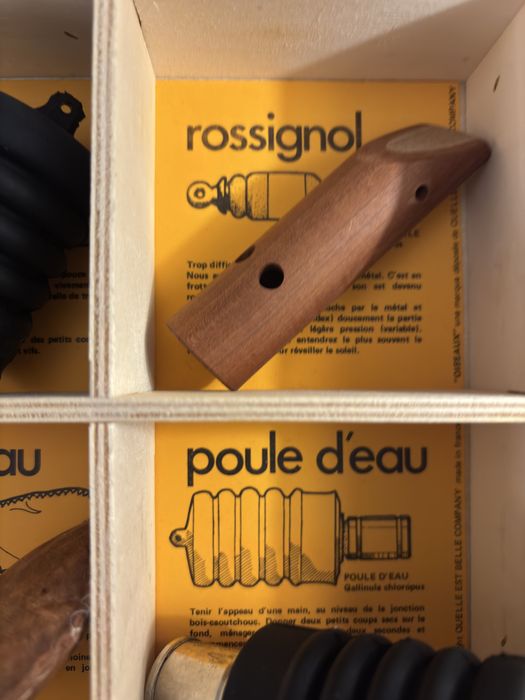 Instrumentos de imitação do som de pássaros.