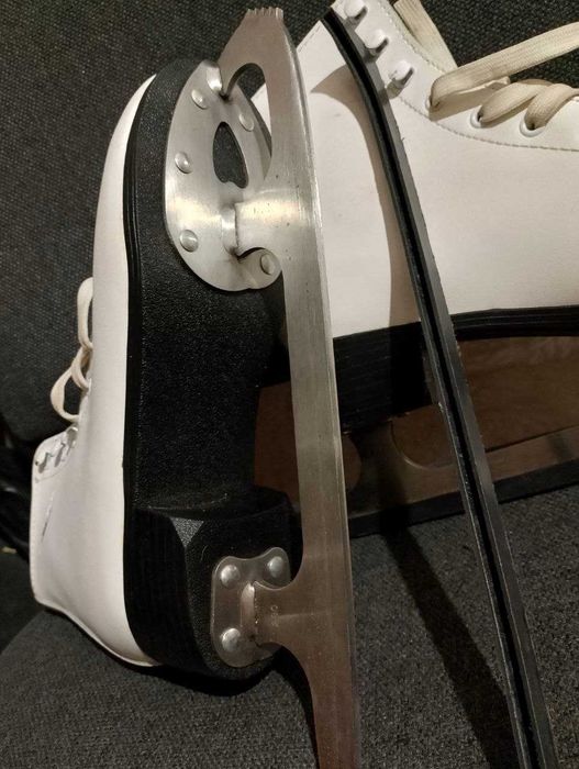 Продам ковзуни фігурні.