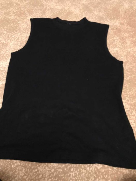 Продам черную летнюю футболку хлопок без рукавов.