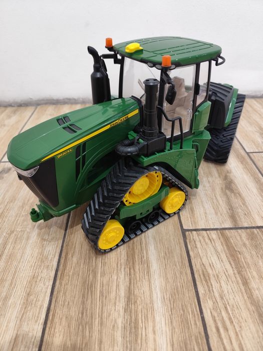 John Deere na gąsienicach Bruder
