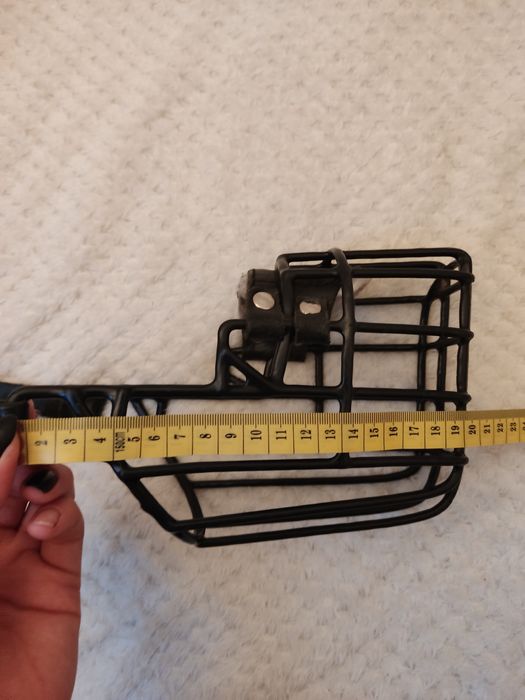 Duży metalowy kaganiec