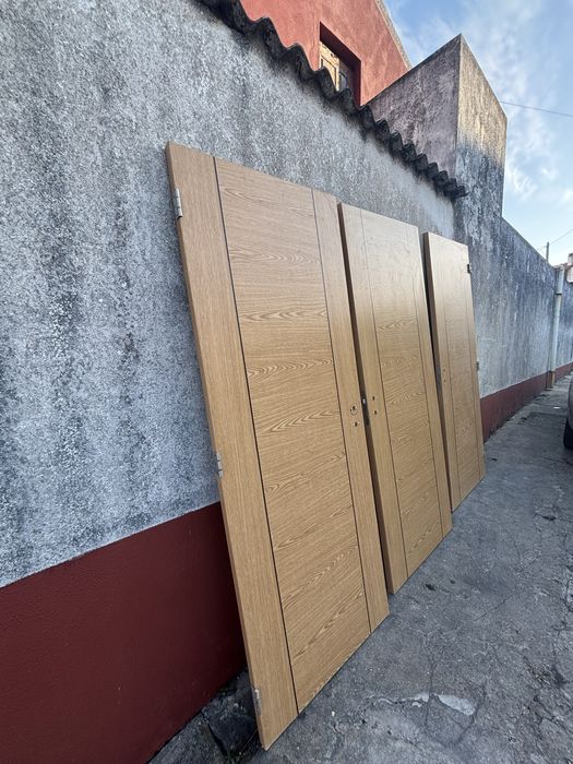 portas interiores com acabamento em carvalho CPL.