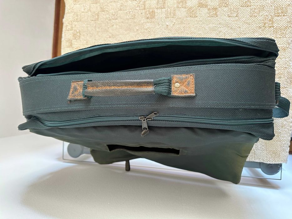 Mala de viagem à tiracolo