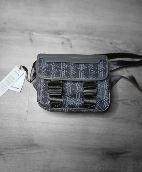 •Bolsa Lacoste.•