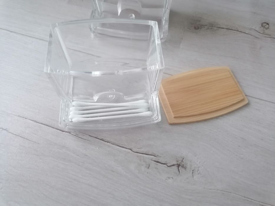 Dwa pojemniki na patyczki