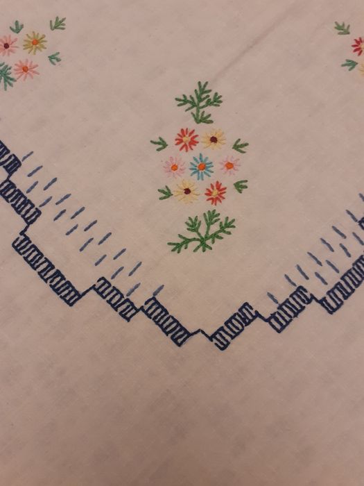 Obrus ręcznie haftowany